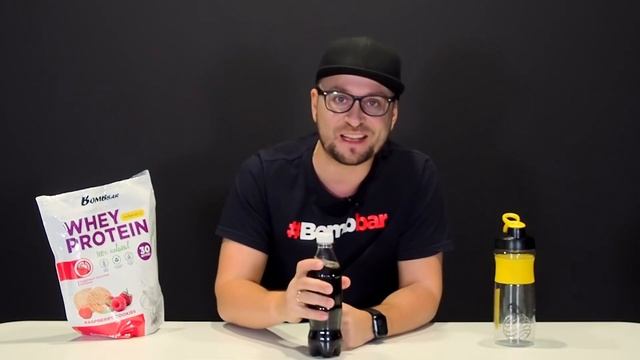 СМЕШАЛ белок с КОЛОЙ / Протеиновый коктейль с кефиром, соком и колой / Эксперименты Bombbar смотреть онлайн