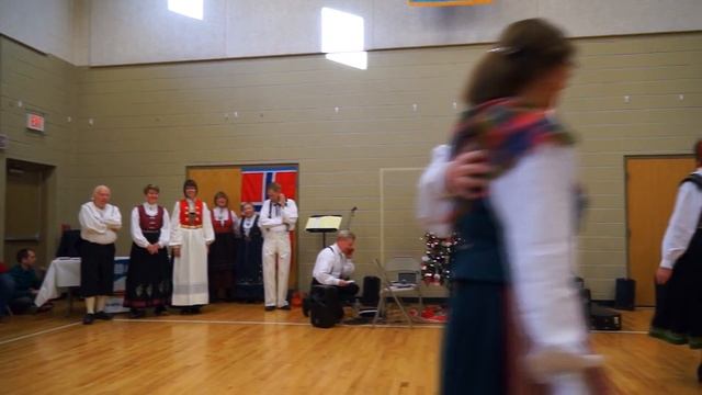 Norwegian Folk Dance - Roros Pols смотреть онлайн