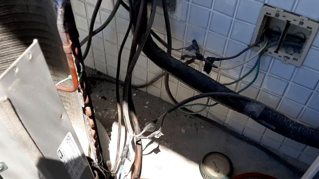 AR CONDICIONADO ELECTROLUX 12K FUNCIONA MAS NÃO GELA (CLIMATIZA).