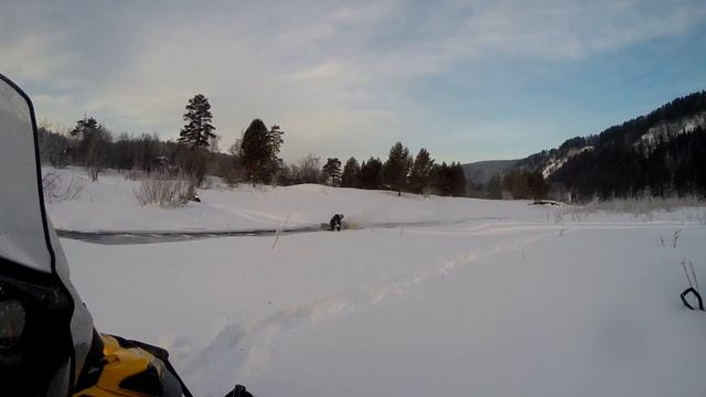 УТОПИЛИ СНЕГОХОД ....оба живы