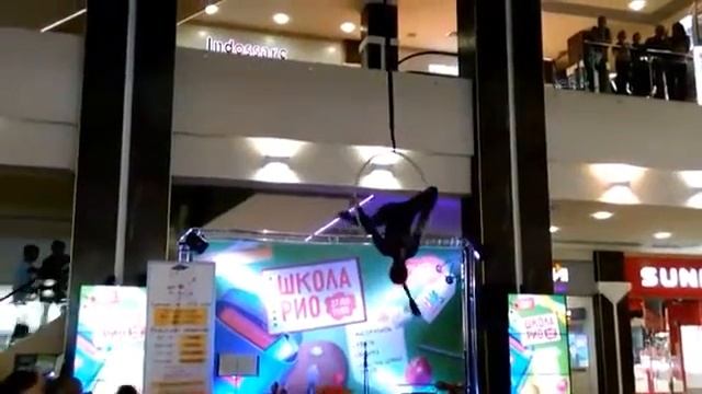 Выступления в ТРЦ "РИО": воздушное кольцо смотреть онлайн