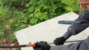 Удаляем сухие ветки с дерева телескопической пилой. Ножовка садовая Skrab 28154 с ручкой 5 метров