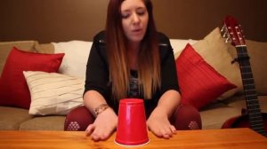 Песня со стаканом,классно поет,красивый голос, шикарно поет...