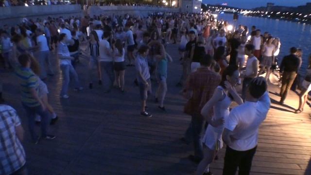 Стало прохладнее, но жарко от танцев. Рядом с DJ 4 композиции смотреть онлайн