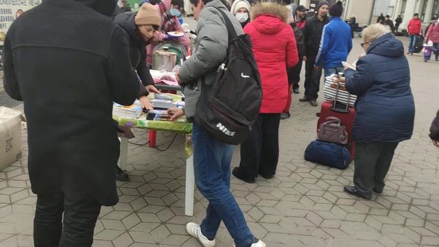 Одесса вокзал раздача еды 28.02.2022. Люди делятся чем могут.👍👍👍🤝🤗