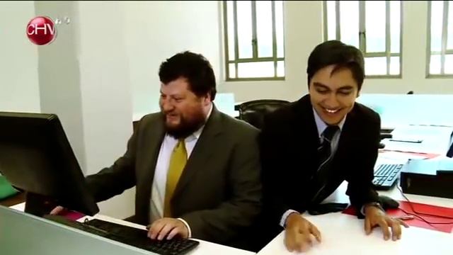 Rodrigo Salinas cometió el error de hablarle al "copión" de la oficina смотреть онлайн