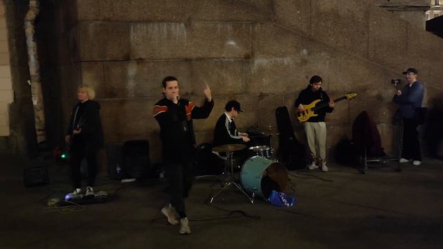 Жуки. Танкист. А у тебя же мама педагог. Уличные музыканты. Глеб Васильев. Санкт Петербург. смотреть онлайн