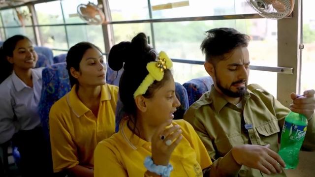 Choti Behan Vs Badi Behan In School Bus || WE 3 || Aditi Sharma смотреть онлайн