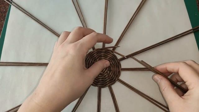 Урок плетения № 4. Как наращивать бумажную лозу в начале плетения, на дне и боковых стенках смотреть онлайн