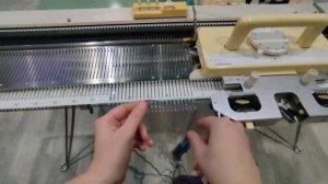 Вязание интарсии на вязальных машина со встроенной интарсией