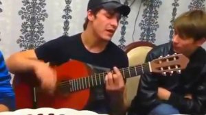 О роза,роза-под гитару красиво поет