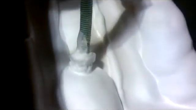 Льем в форму пеноизол.mp4