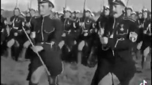 «-Красиво идут! -Интеллигенция!» Каппелевцы красиво маршируют. Россия – Сила!???? (360p)