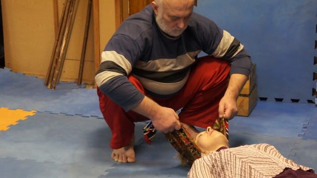 убрал боль в шее при помощи платочка. Василий Жердев смотреть онлайн