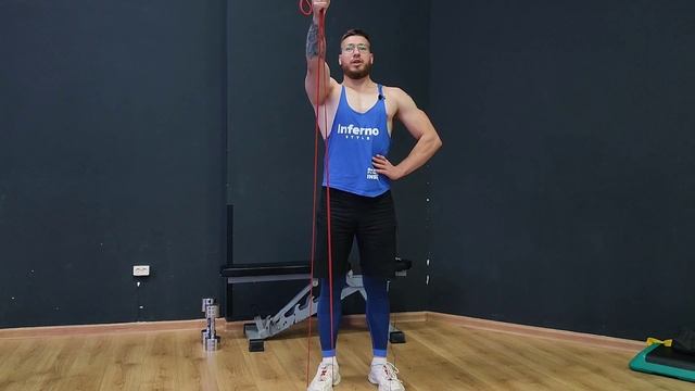 Упражнение для плеч, с фитнес резинкой. "Молотковые махи". смотреть онлайн