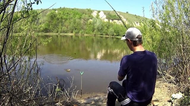 Крупный карась на фидер.Ловля рыбы на реке.Отличный клев. смотреть онлайн