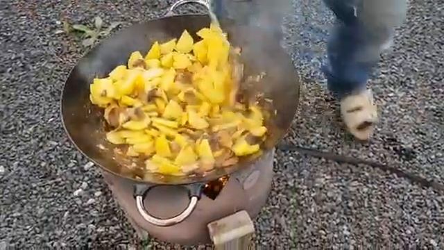 Саня картоху с грибами готовит!!! смотреть онлайн