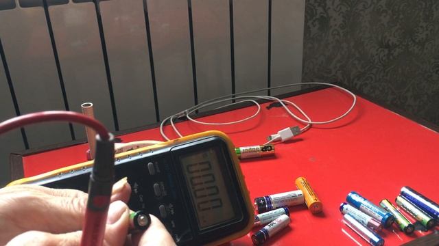 С помощью мультиметра как проверить пальчиковые батарейки и определяем фазу и ноль сети 220 В смотреть онлайн