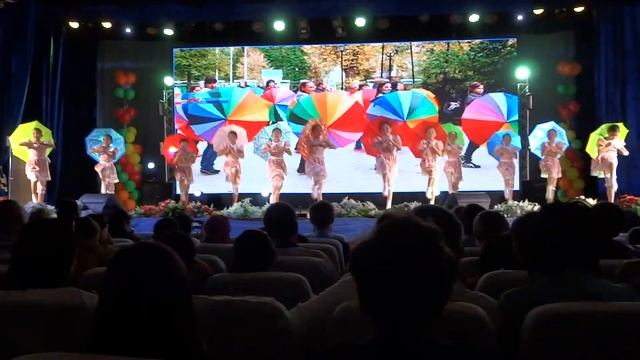 Танец с зонтиками.Ансамбль Шашу. 20.05.17 смотреть онлайн