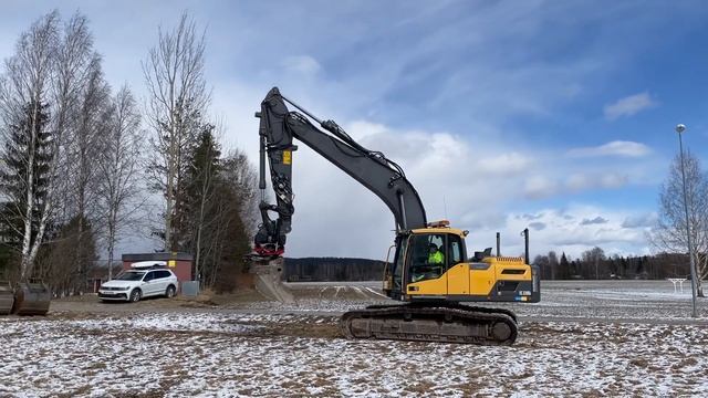 Köp Grävmaskin Volvo EC220DL Tiltrotator och 5 redskap på Klaravik смотреть онлайн