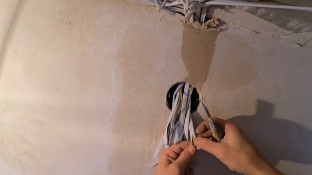 Зачистка проводов. снятие изоляции. Распред Коробка. смотреть онлайн