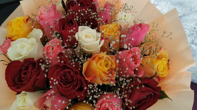 Дарите цветы🧡Говорите "люблю". Обнимайте. Согревайте лаской своих близких... смотреть онлайн