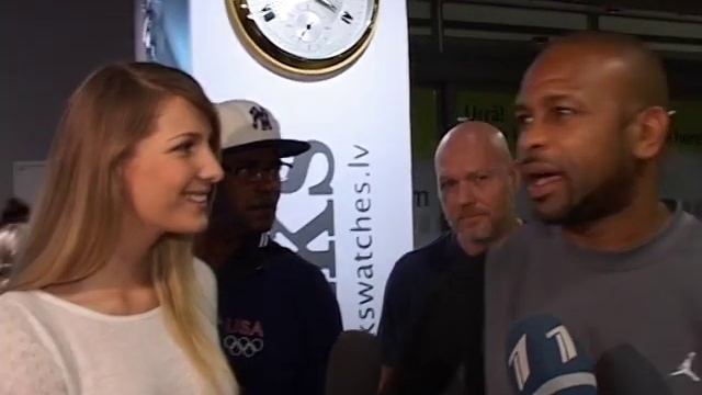 Встреча чемпиона мира по боксу Рой Джонса в аэропорту. Звездолет смотреть онлайн