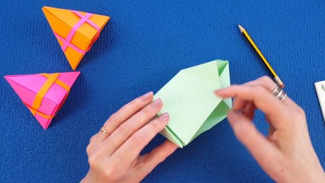 Новогодняя игрушка под елку. Как сделать украшение из бумаги на Новый Год смотреть онлайн