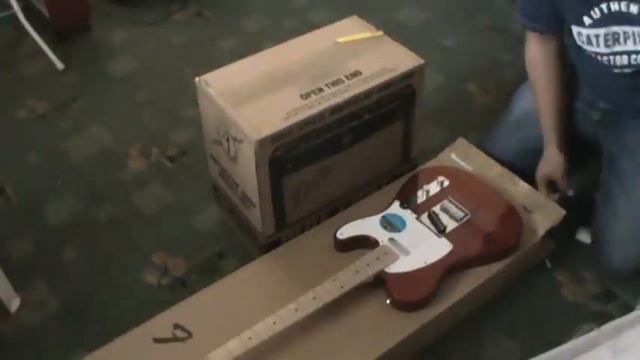 unboxing the Squier Tele by Fender and Fender Mustang 1 Amp. смотреть онлайн