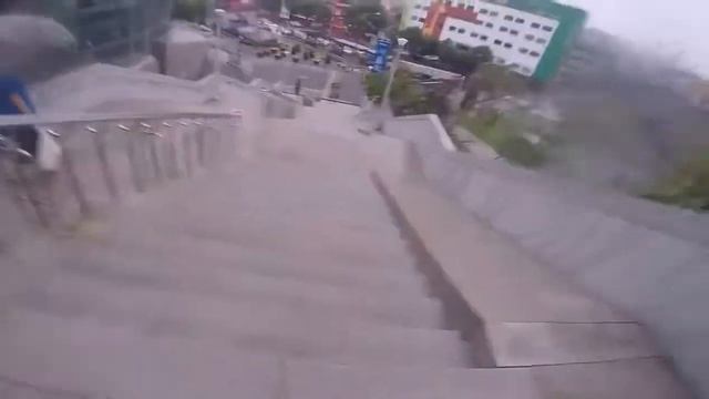 Неудачное скольжение по лестнице смотреть онлайн