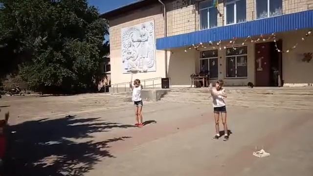 Танец на День Защиты Детей！Досі вчити,давай танцювати！ смотреть онлайн