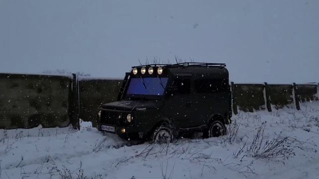Тюнинг ЛуаЗ Тюнинг Гелик на снегу дубасит с Прадо смотреть онлайн