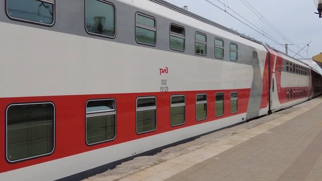 ТЭП70БС-0182 с двухэтажным поездом №43/44 Санкт-Петербург-Кострома отправляется со станции Ярославл смотреть онлайн
