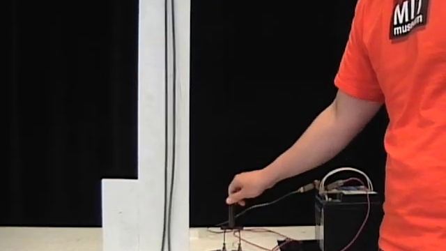 MIT Physics Demo -- Forces on a Current-Carrying Wire смотреть онлайн