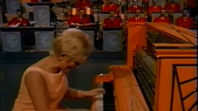 Jo Ann Castle plays “Flowers On the Wall” (1967) смотреть онлайн