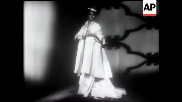 CHRISTIAN DIOR'S "NEW LOOK" FASHIONS смотреть онлайн