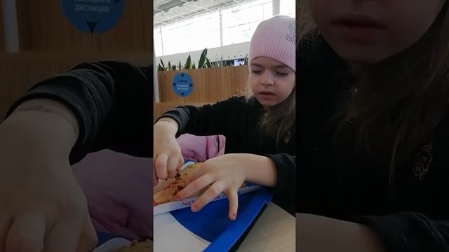 Как правильно надо есть пиццу по версии Улёны. смотреть онлайн