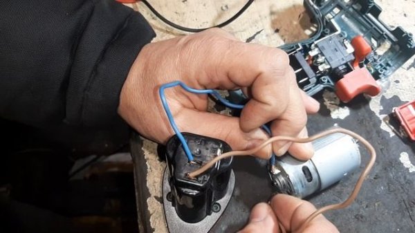 Шурупан Metabo BS 12 светит, но не крутит.