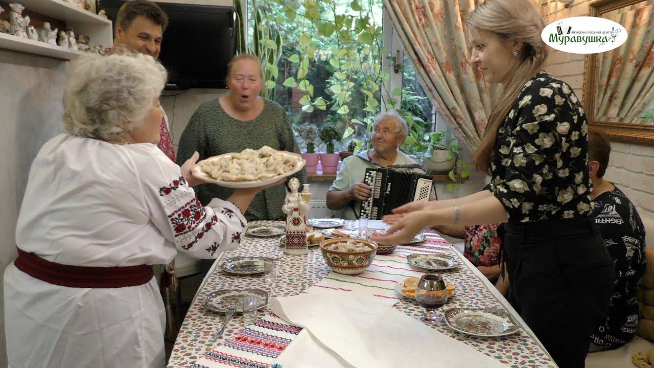 Встретились, лепим вареники и поём украинские народные песни!ПОЁМ НА КУХНЕ ВСЕЙ СТРАНОЙ! смотреть онлайн