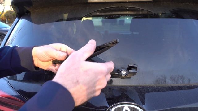 Toyota Rav 4 | How To Change The Rear Wiper Blade смотреть онлайн