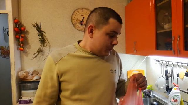 Оладьи из кабачков. Тушим говядину. Слава купил вкусняшки в Рот Фронте, смотрим:) смотреть онлайн