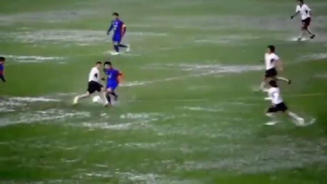 Тот момент когда футбол становится водным поло смотреть онлайн