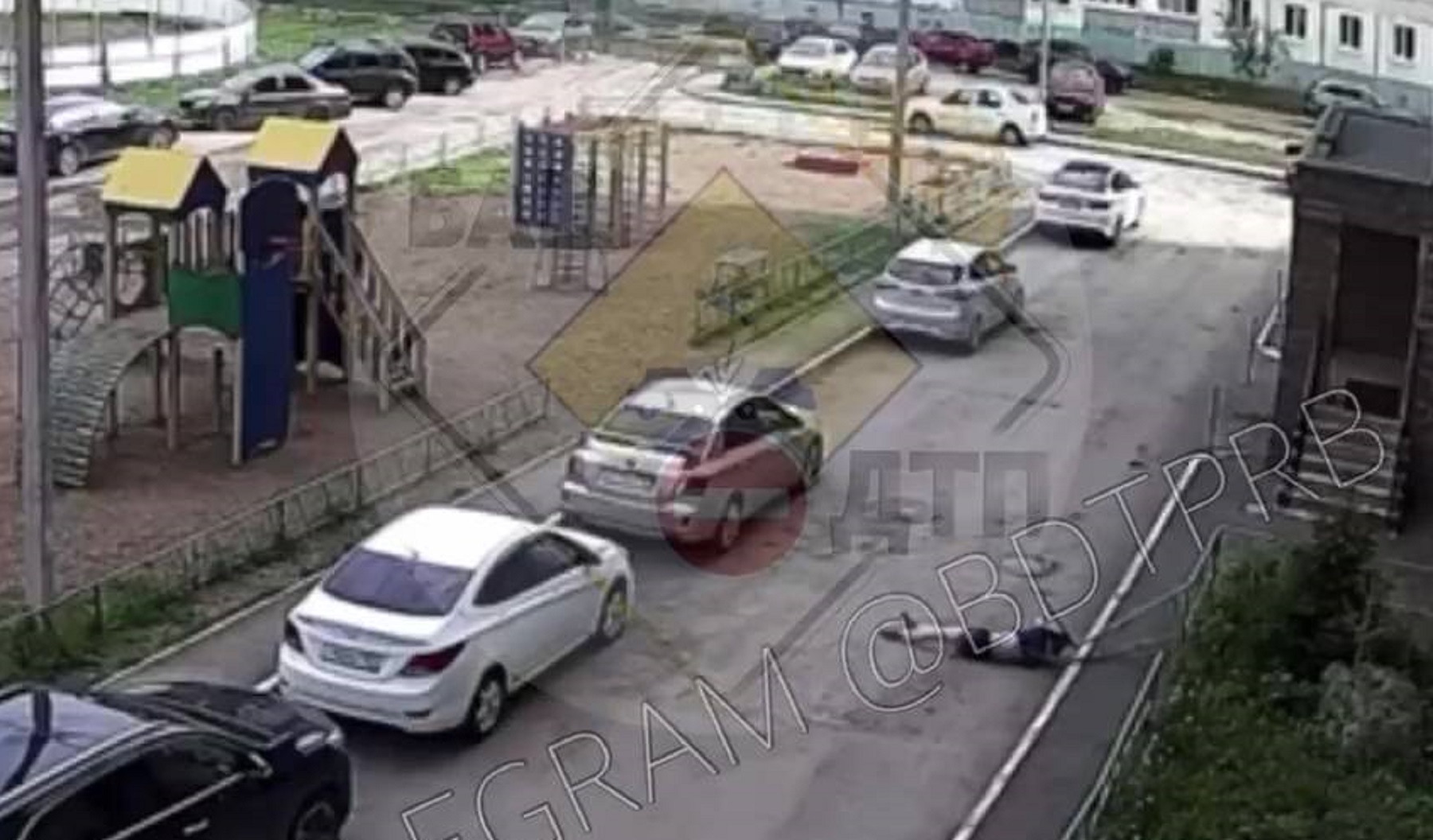 Момент падения подростка с 14-ого этажа в уфимском Сипайлово попал на видео смотреть онлайн
