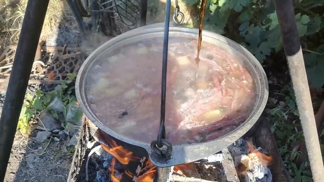 Солянка сборная в казане смотреть онлайн