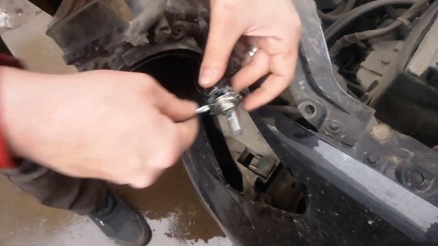 Замена лампы (лампочки ) ближнего света в полевых условиях volkswagen polo sedan смотреть онлайн