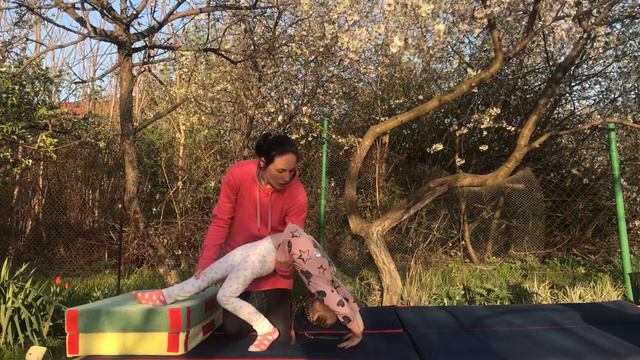 Переворот назад на одну ногу смотреть онлайн