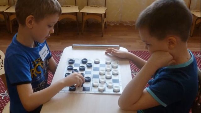 Малыши играют в шашки смотреть онлайн