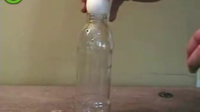 Как засунуть варёное яйцо в бутылку . Лайфхак смотреть онлайн