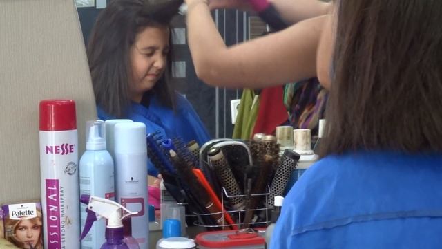 Анна делает выпрямление волос в салоне красоты!! смотреть онлайн