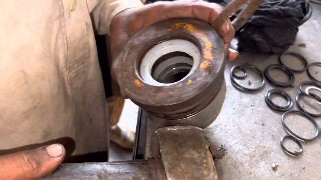 Caterpillar Loader 966F Steering Hydraulic Jack Remove And Oil Seal Replacement смотреть онлайн